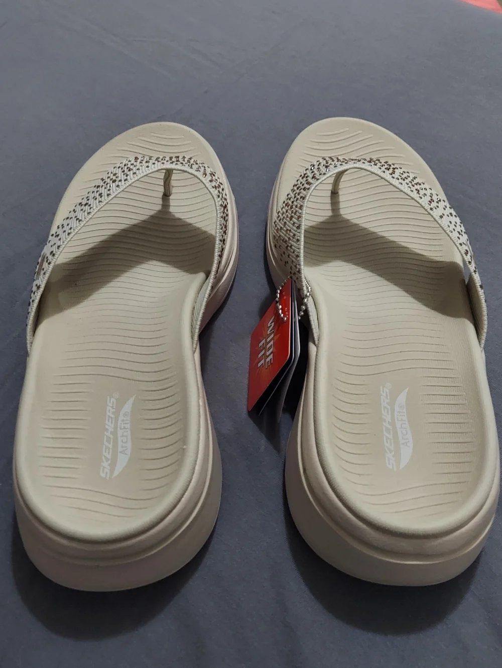NWT Skechers Arch Fit Go Walk Rhinestone Sandals Wide Fit Size 8